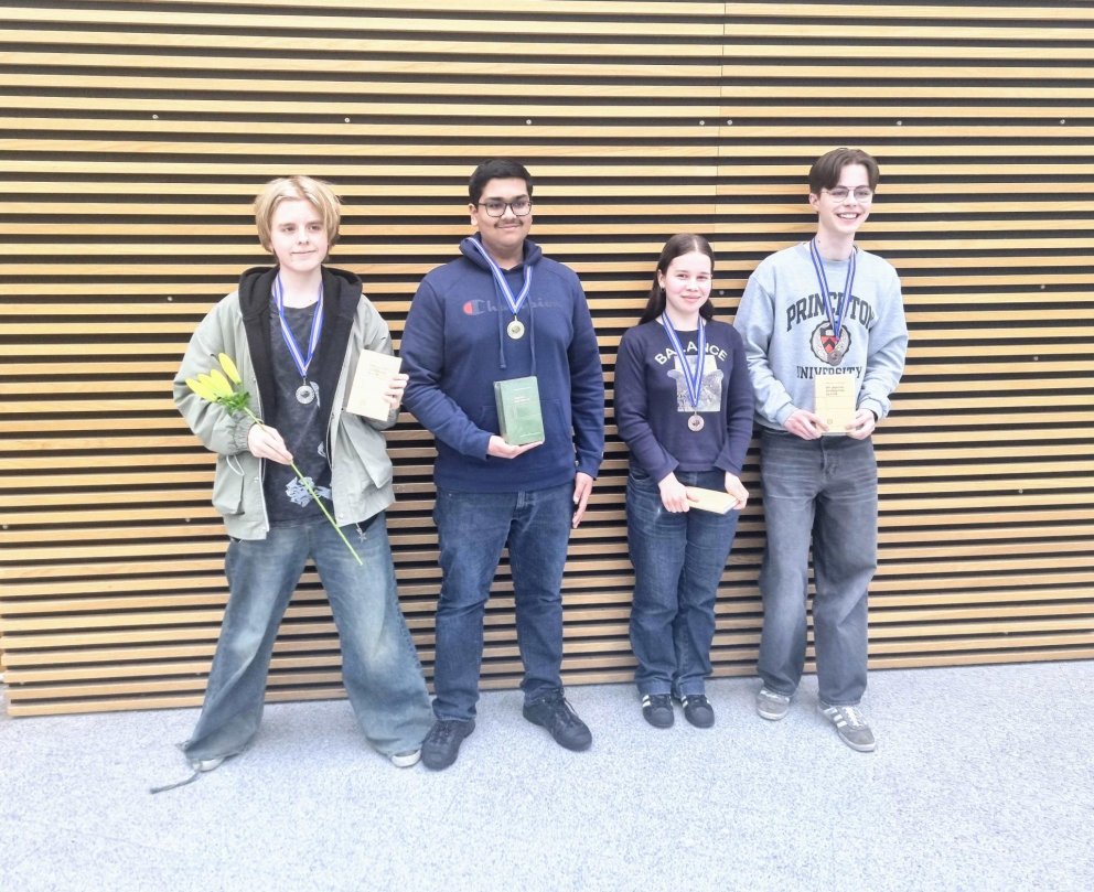 Sigurvegarar keppninnar. Frá vinstri: Merkúr Máni Hermannsson (2. sæti, MR), Muhammad Shayan Ijaz Su…