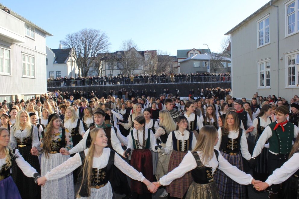 Peysufatadagur í blíðskaparveðri