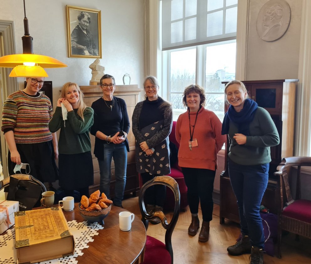 Á myndinni má sjá hópinn ásamt Ásdísi Arnalds, aðstoðarskólameistara Kvennaskólans.