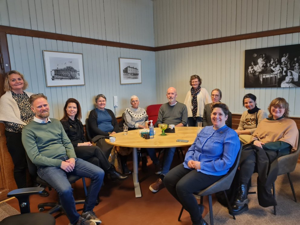 Hópurinn ásamt Björk Þorgeirsdóttur (standandi til vinstri) og Ásdísi Arnalds (standandi fyrir miðju&hellip;