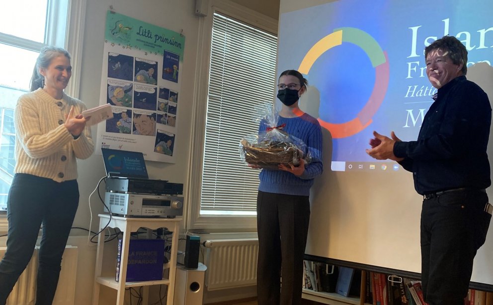 Á myndinni má sjá Ragnheiði Eddu með verðlaunin í fanginu, ásamt fulltrúum frá sendiráði Frakklands …