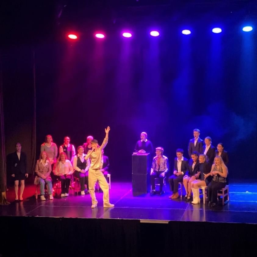 Sextíu nemendur á bakvið sýninguna