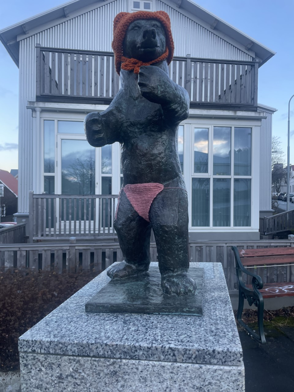 Berlínarbjörninn fékk garnbombu yfir sig. Þessa styttu þekkja flestir Kvenskælingar enda stendur hún…