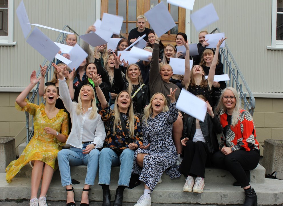 Afhending prófskírteina