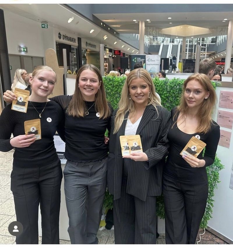 Einn hópurinn ásamt Áslaugu Örnu Sigurbjörnsdóttur háskóla-, iðnaðar- og nýsköpunarráðherra