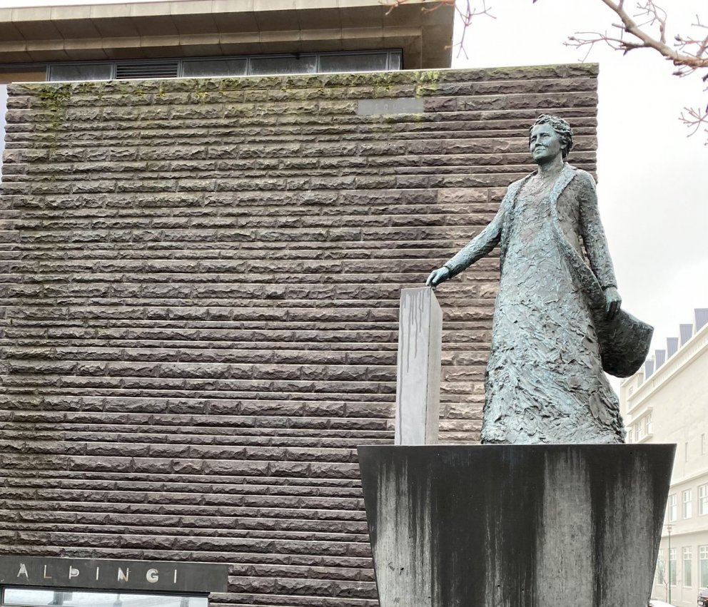 Höggmynd af Ingibjörgu H. Bjarnason eftir Ragnhildi Stefánsdóttur. Styttan var vígð á 100 ára afmæli…