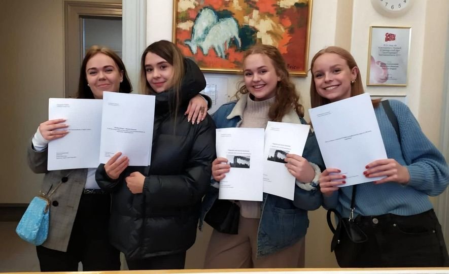 Vegna Covid- 19 skiluðu nemendur verkefnunum rafrænt að þessu sinni en hér má sjá nokkra nemendur sk…