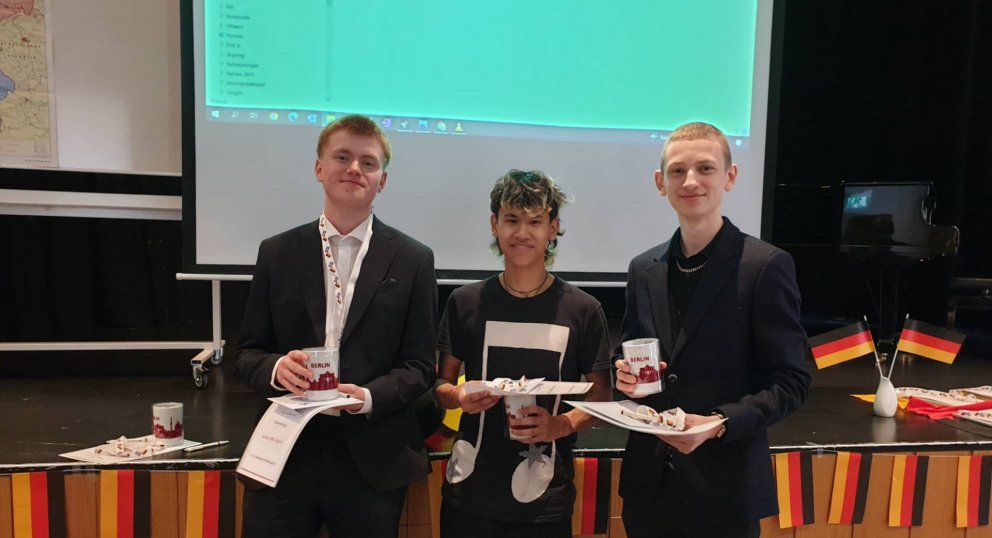 Sváfnir, Gabríel og Finnur við verðlaunaafhendinguna. Á myndina vantar Ólíver og Theodór.