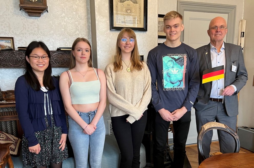 Verðlaunahafarnir ásamt Hjalta Jóni Sveinssyni skólameistara