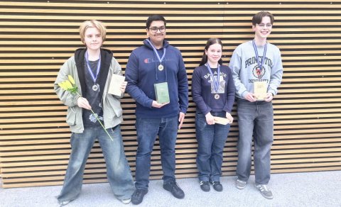 Sigurvegarar keppninnar. Frá vinstri: Merkúr Máni Hermannsson (2. sæti, MR), Muhammad Shayan Ijaz Su…