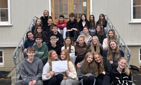 Nemendur í 1NÞ heldur betur ánægð með verðlaunin í dag