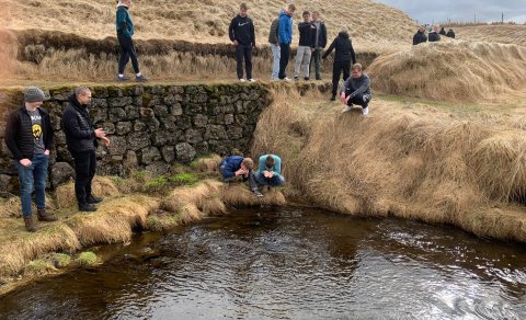 Nokkrir nemendur ákváðu að prófa lækningarmátt lindarvatnsins