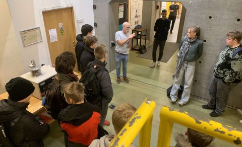 Unnar Bjarni Arnalds, prófessor í eðlisfræði við Háskóla Íslands ræðir við nemendur Kvennaskólans.