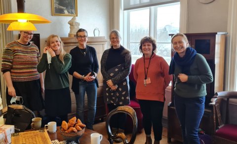 Á myndinni má sjá hópinn ásamt Ásdísi Arnalds, aðstoðarskólameistara Kvennaskólans.