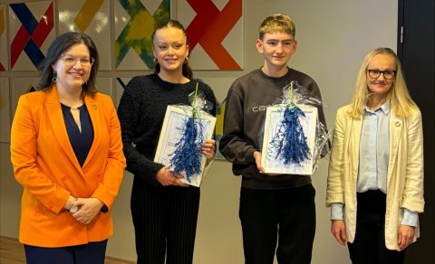 Mynd/FSÞ. Eybjört Ísól Torfadóttir og Þröstur Flóki Klemensson sigurvegarar ásamt Elizu Reid, forset…