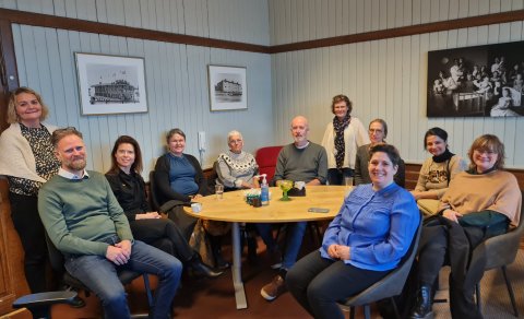 Hópurinn ásamt Björk Þorgeirsdóttur (standandi til vinstri) og Ásdísi Arnalds (standandi fyrir miðju…