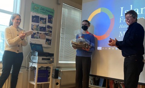 Á myndinni má sjá Ragnheiði Eddu með verðlaunin í fanginu, ásamt fulltrúum frá sendiráði Frakklands …