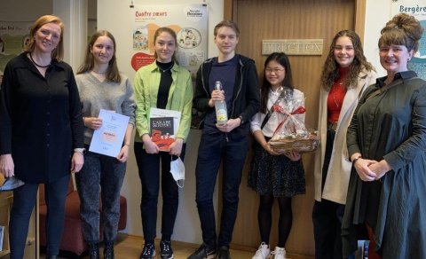 Verðlaunahafar ásamt frönskukennurunum Margréti Helgu Hjartardóttur (lengst til vinstri) og Jóhönnu …