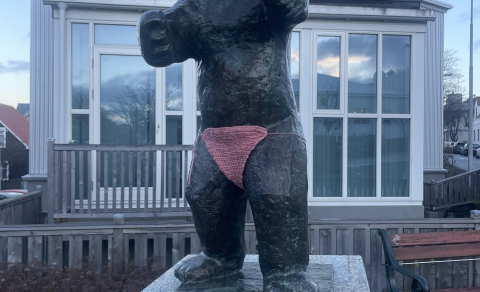 Berlínarbjörninn fékk garnbombu yfir sig. Þessa styttu þekkja flestir Kvenskælingar enda stendur hún…