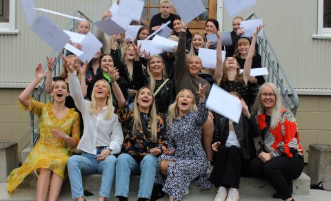 Afhending prófskírteina