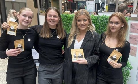 Einn hópurinn ásamt Áslaugu Örnu Sigurbjörnsdóttur háskóla-, iðnaðar- og nýsköpunarráðherra