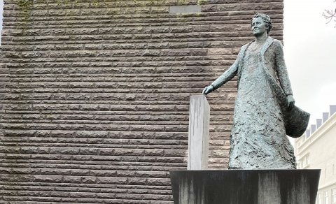 Höggmynd af Ingibjörgu H. Bjarnason eftir Ragnhildi Stefánsdóttur. Styttan var vígð á 100 ára afmæli…