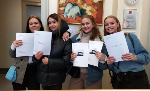 Vegna Covid- 19 skiluðu nemendur verkefnunum rafrænt að þessu sinni en hér má sjá nokkra nemendur sk…