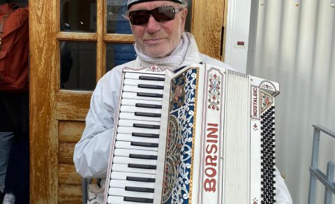 Peysufatadagurinn og stórafmæli harmonikkuleikara