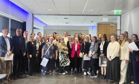 Mennta- og barnamálaráðherra ásamt styrkþegum og stjórnarformanni Sprotasjóðs. 
Mynd á vef Mennta- …