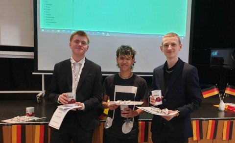 Sváfnir, Gabríel og Finnur við verðlaunaafhendinguna. Á myndina vantar Ólíver og Theodór.