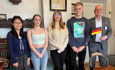 Verðlaunahafarnir ásamt Hjalta Jóni Sveinssyni skólameistara